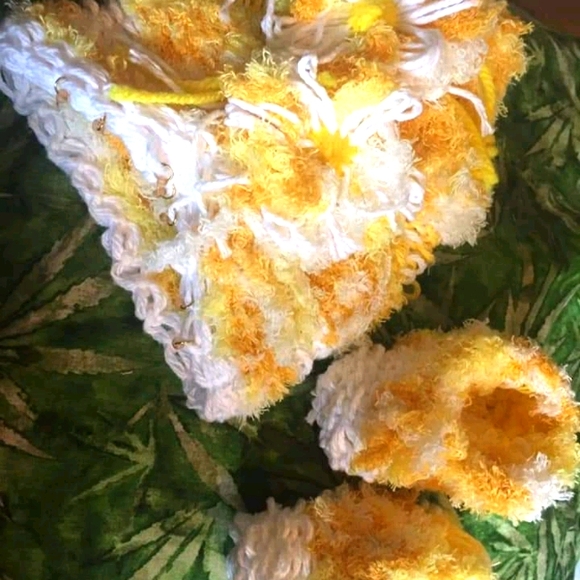 Nb Yellow Hat & Booties - Picture 2 of 5